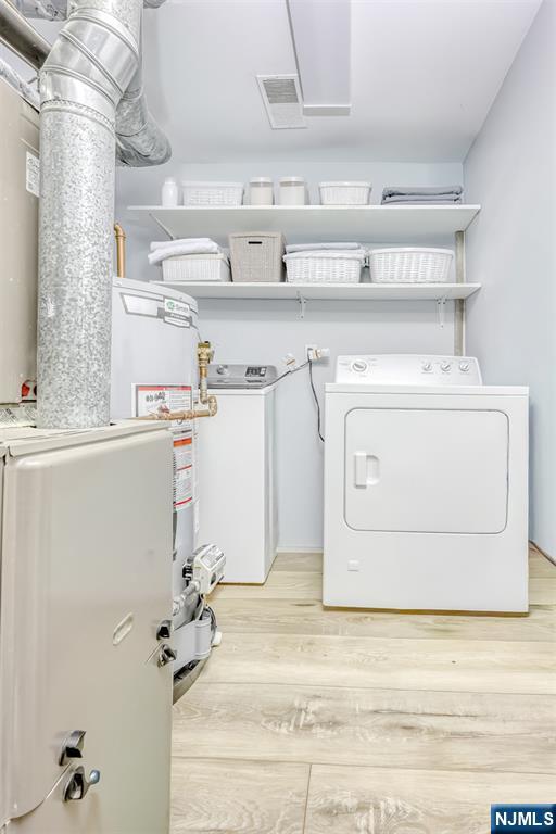 667 Juniper Way, Unit 667 Mahwah, NJ 07430 - Photo 14 of 14 a utility room with dryer and washer