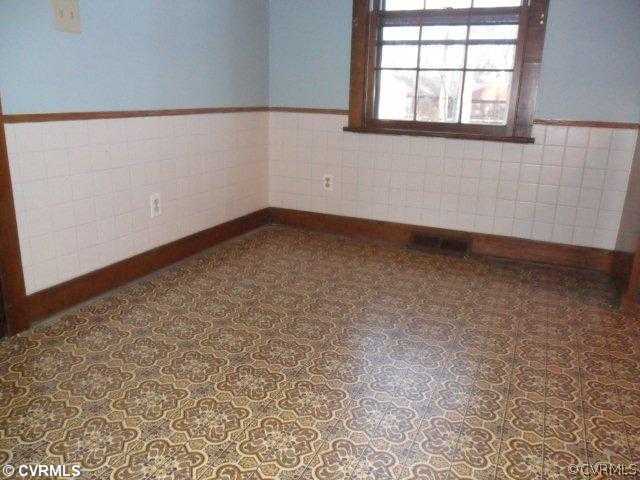3901 Bronholly Road Chesterfield, VA 23832 - Photo 5 of 6 an empty room with a window
