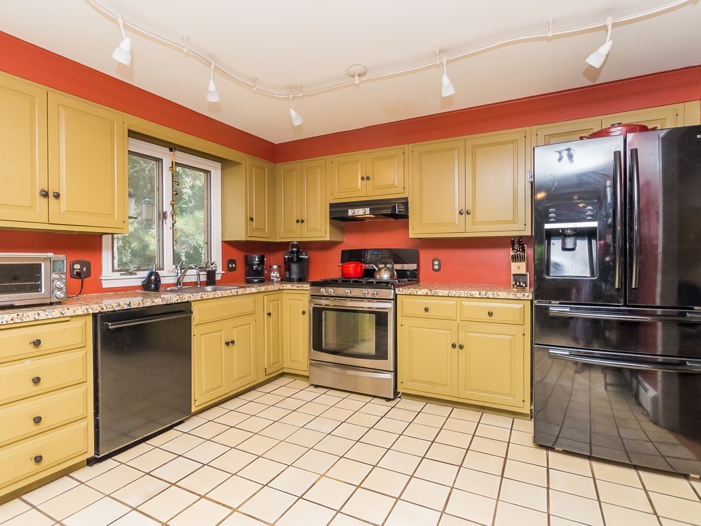 25 Pinewood Road Wellesley, MA 02482 - Photo 8 of 28 Gallery Image 8