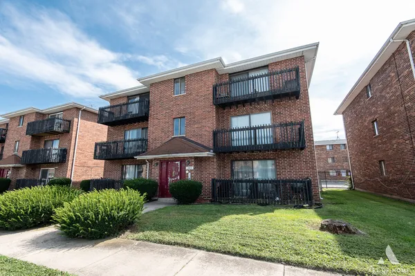 $74,900 | 1613 Astor Street, Unit 1W, Calumet City, IL 60409