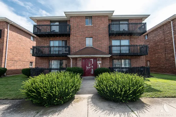 $74,900 | 1613 Astor Street, Unit 1W, Calumet City, IL 60409