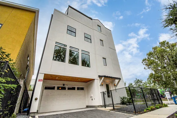 a view of entryway with a front door