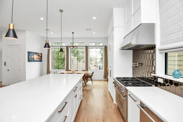 a large kitchen with kitchen island a large island in it