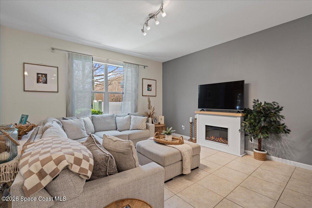 3271 Titanic Circle, Unit 39 Melbourne, FL 32903 - Photo 17 of 47 Family Room off Kitchen