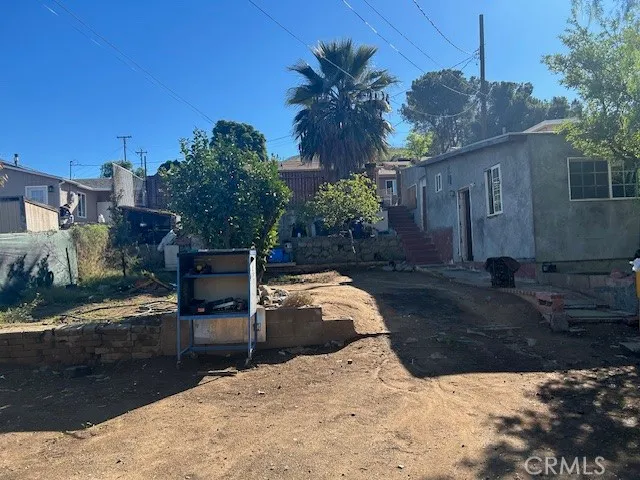 a view of a backyard