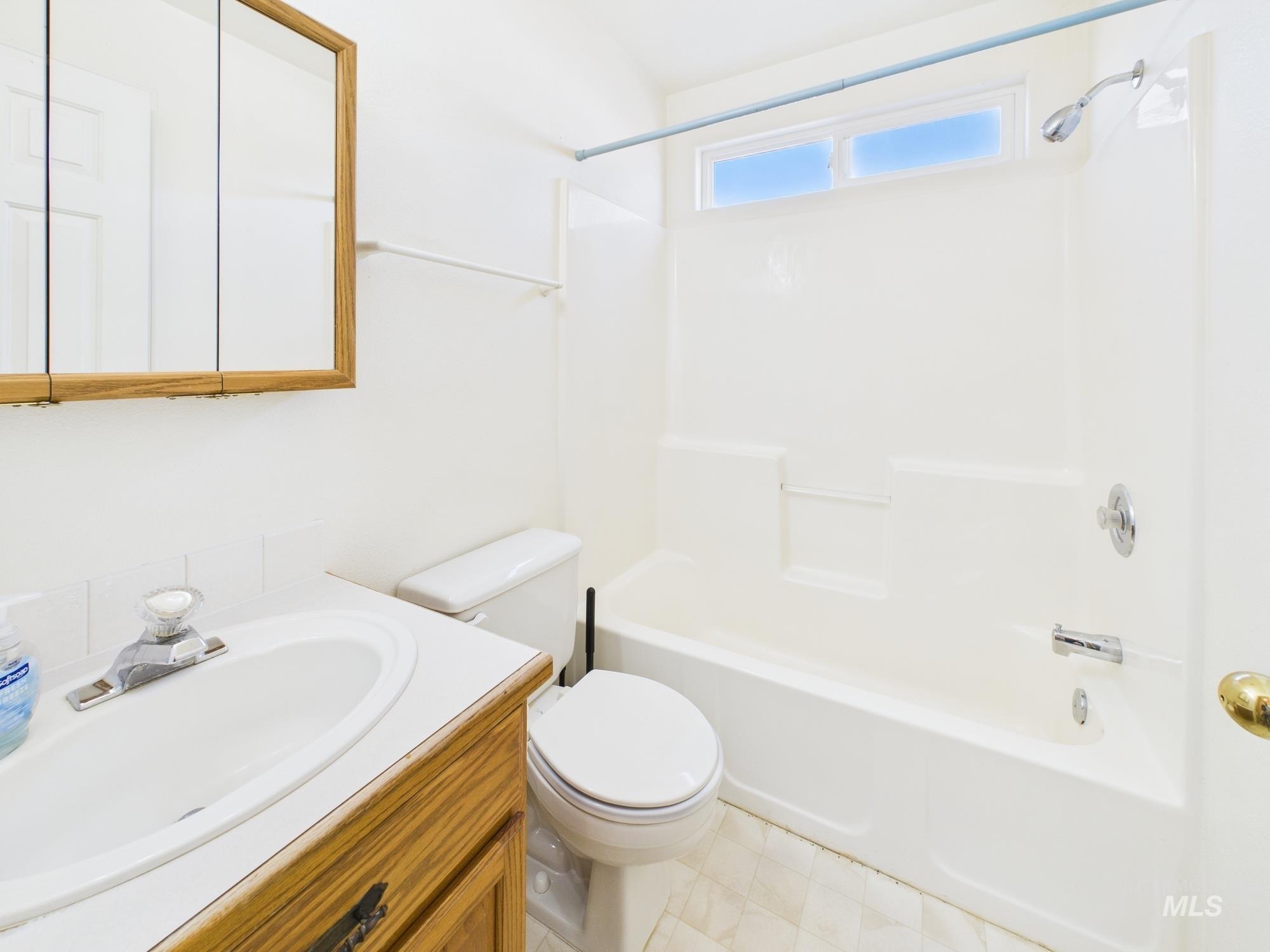 1786 North Plaza Road Emmett, ID 83617 - Photo 20 of 36 Full bathroom with vanity and washtub / shower combination