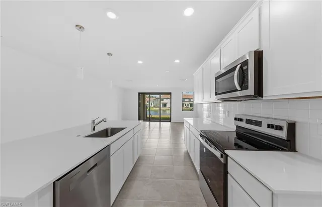 $2,000 | 1587 Lake Jessup Circle, Cape Coral, FL 33909