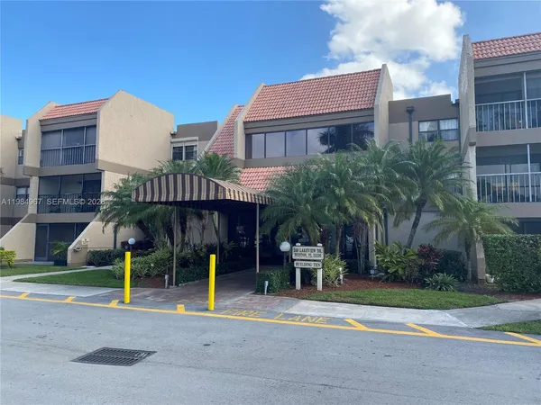 $2,200 | 240 Lakeview Drive, Unit 308, Weston, FL 33326