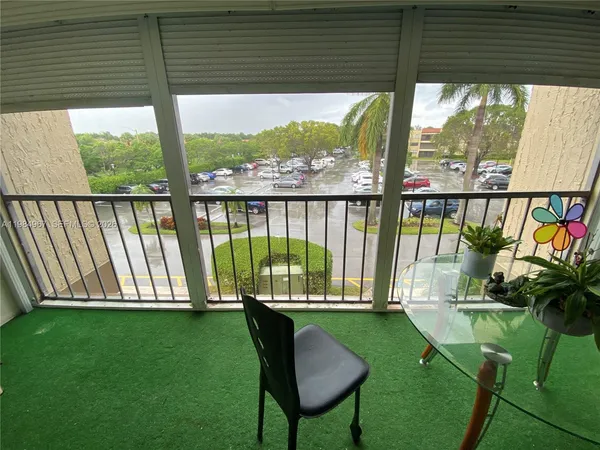 $2,200 | 240 Lakeview Drive, Unit 308, Weston, FL 33326
