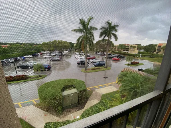 $2,200 | 240 Lakeview Drive, Unit 308, Weston, FL 33326