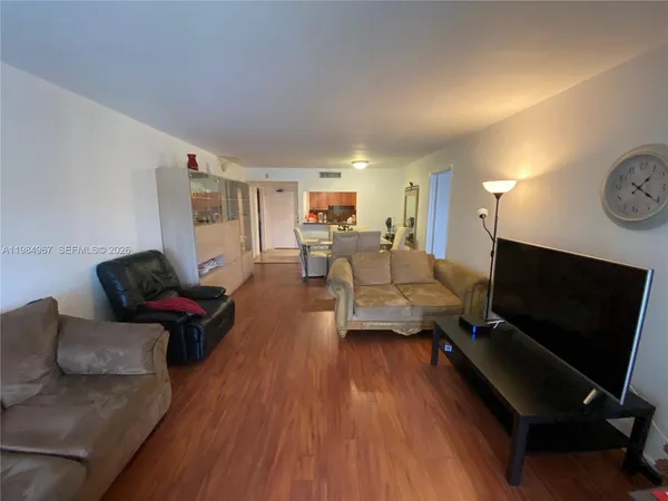 $2,200 | 240 Lakeview Drive, Unit 308, Weston, FL 33326