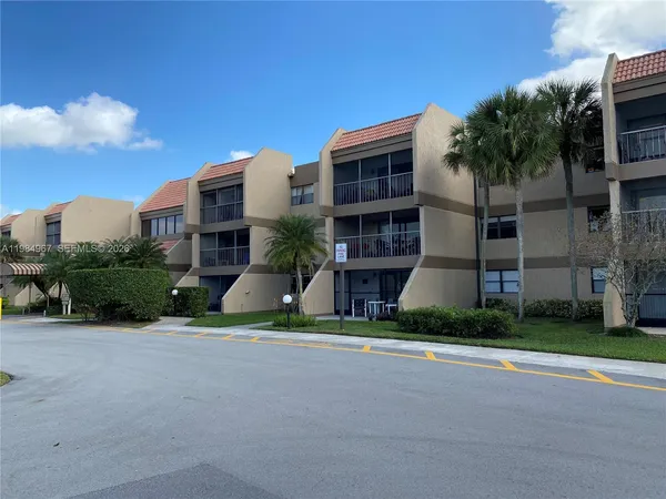 $2,200 | 240 Lakeview Drive, Unit 308, Weston, FL 33326