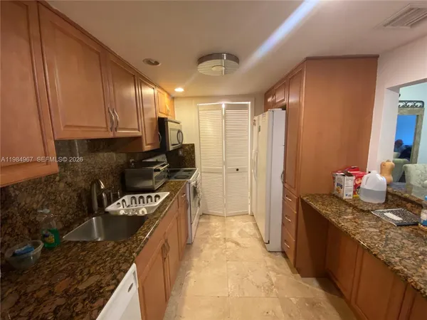 $2,200 | 240 Lakeview Drive, Unit 308, Weston, FL 33326