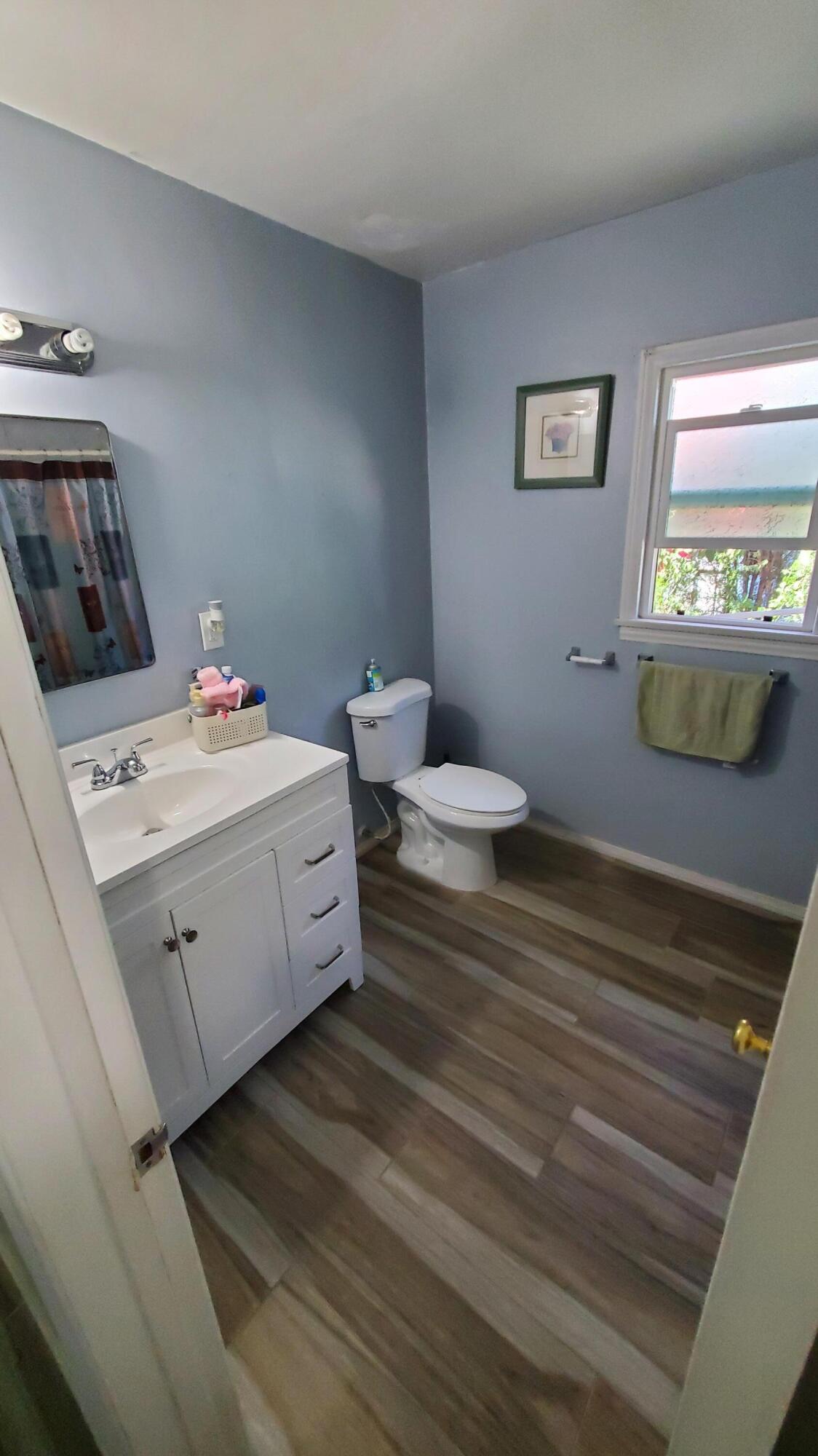 831 West George Street Banning, CA 92220 - Photo 13 of 39 a bathroom with a sink toilet and mirror