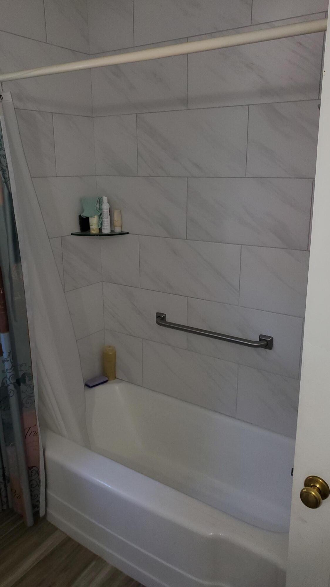 831 West George Street Banning, CA 92220 - Photo 14 of 39 a bathroom with a bathtub