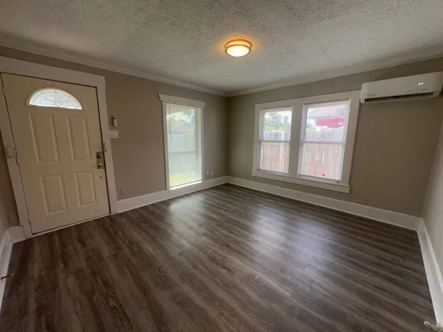 $960 | 6913 Avenue L, Houston, TX 77011