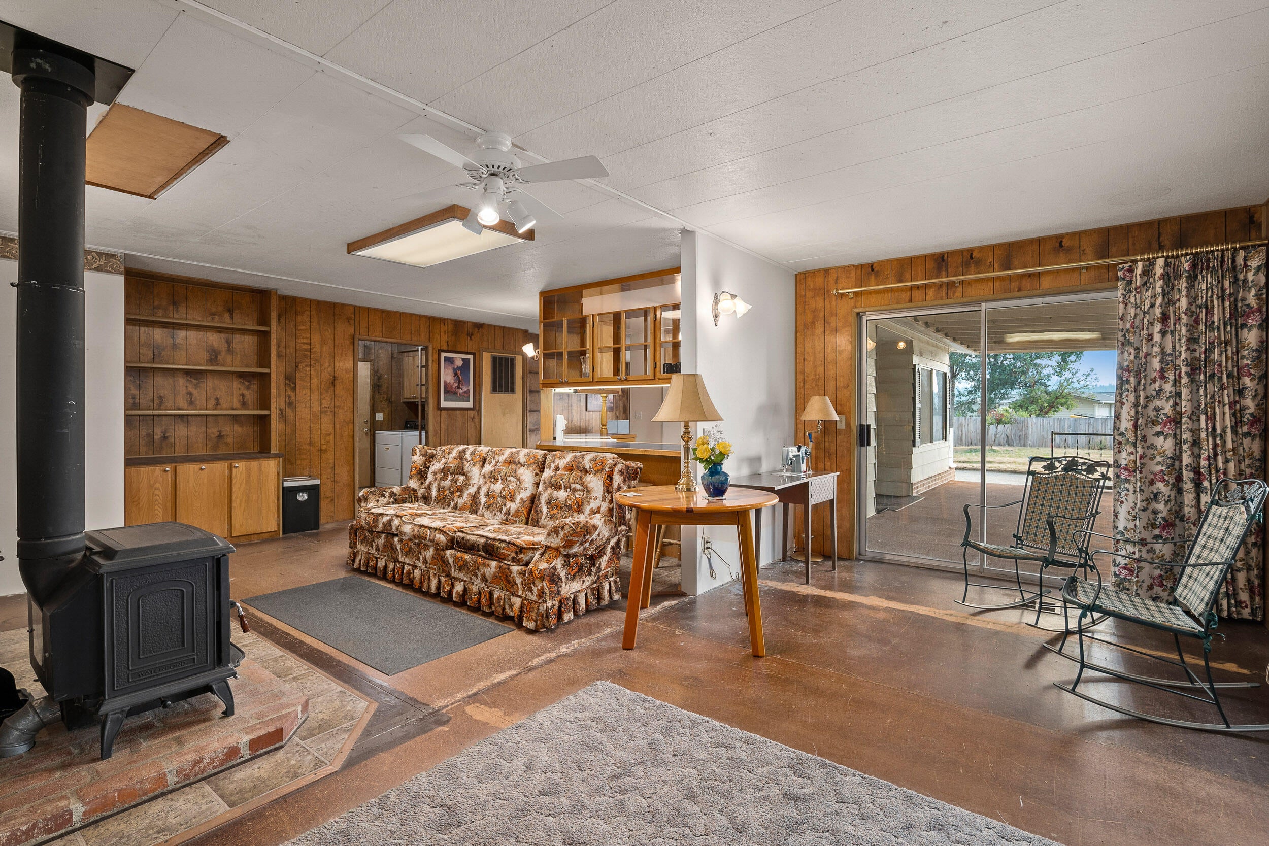 190 Martin Road Cave Junction, OR 97523 - Photo 17 of 43 Family Room