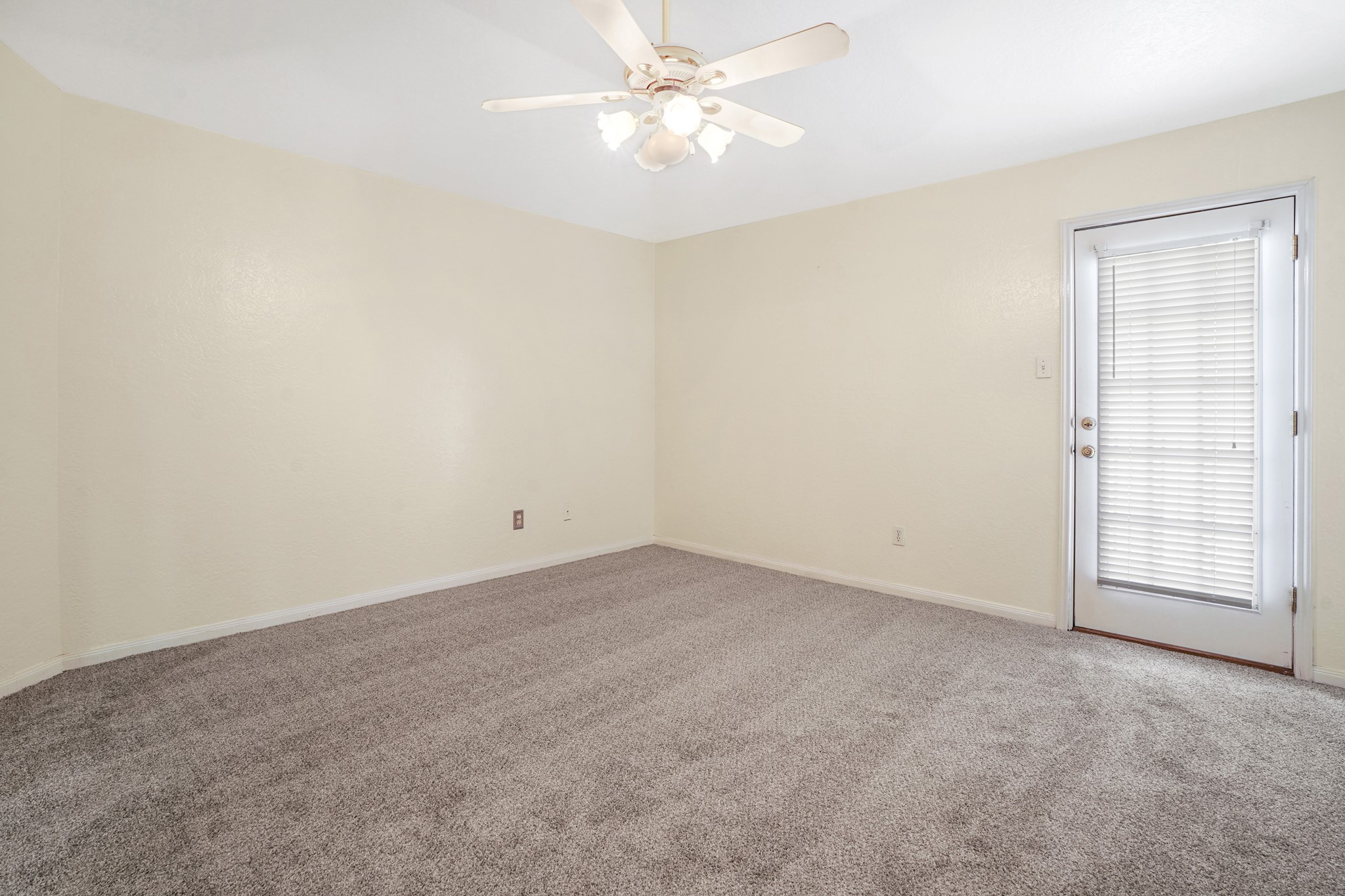 50 Evanston Street, Unit 3 Houston, TX 77015 - Photo 13 of 21 an empty room with windows and fan