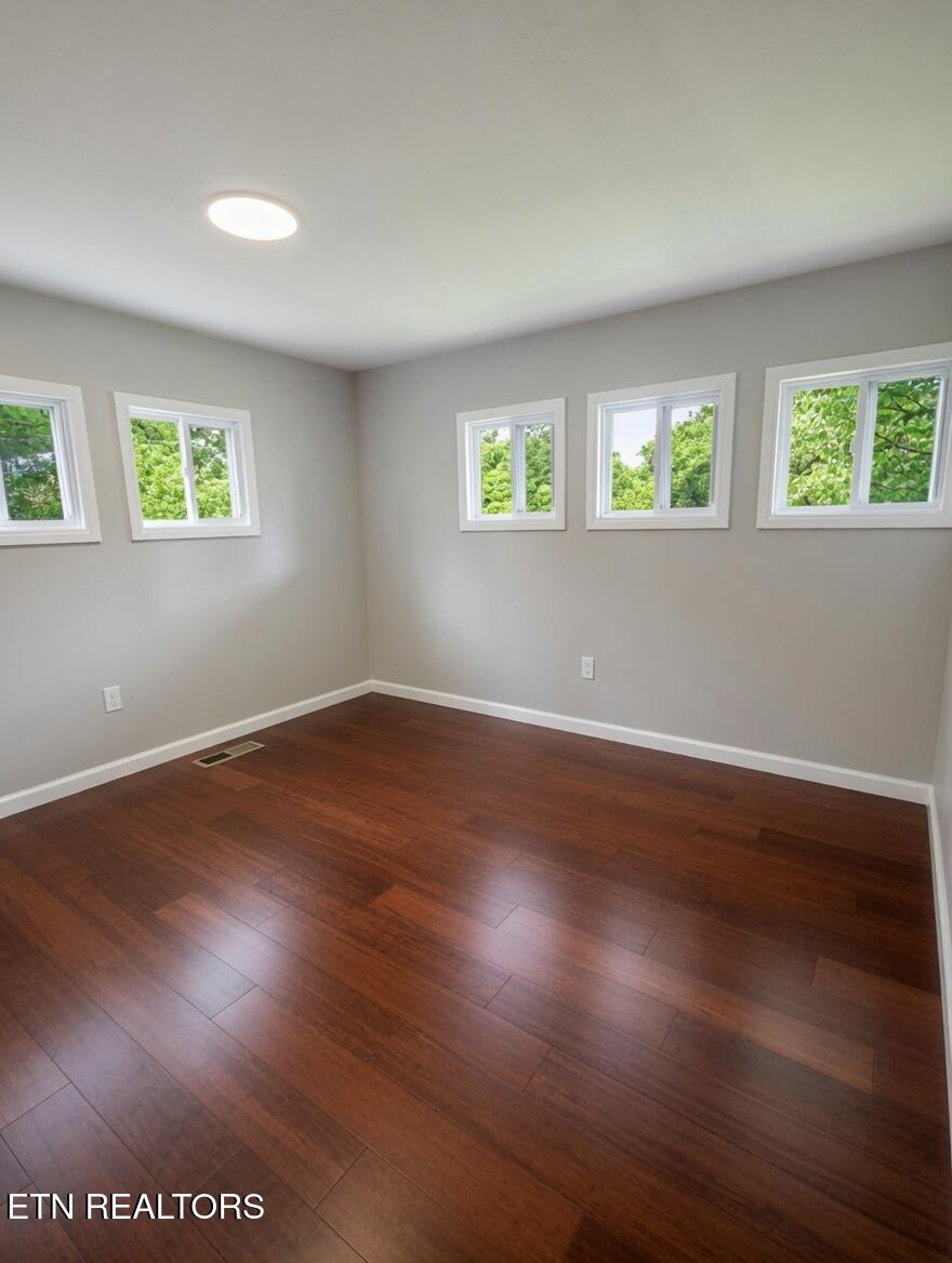 606 West Outer Drive Oak Ridge, TN 37830 - Photo 28 of 32 Master Bedroom