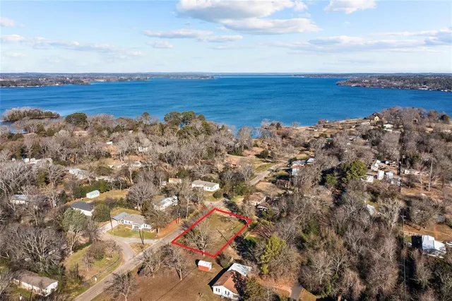 a view of a large yard