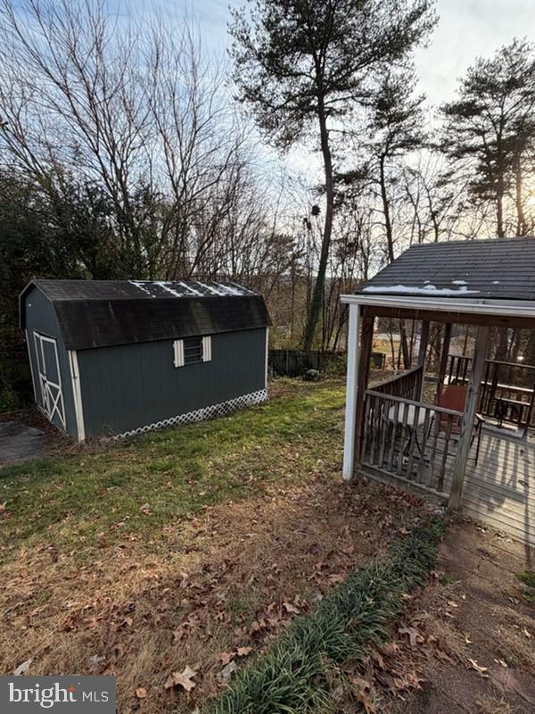 10310 Meadowview Drive Fredericksburg, VA 22408 - Photo 25 of 25 a backyard of a house with lots of green space