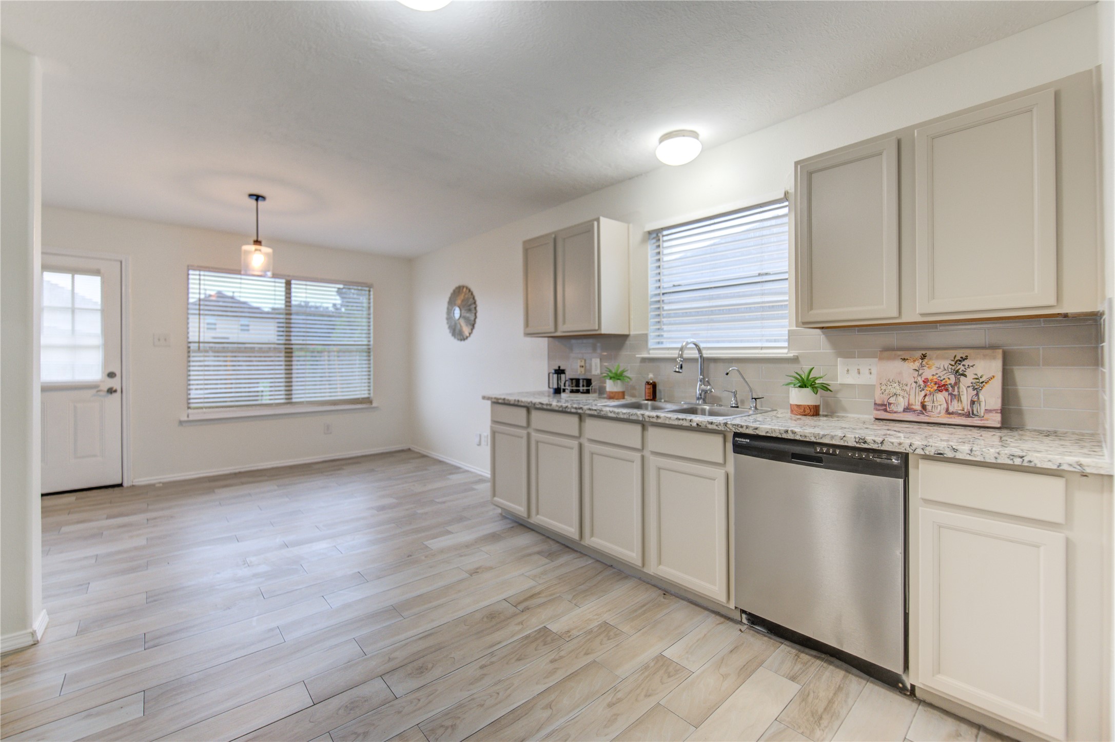 9926 Myrtle Field Lane Houston, TX 77044 - Photo 7 of 34 Granite countertops