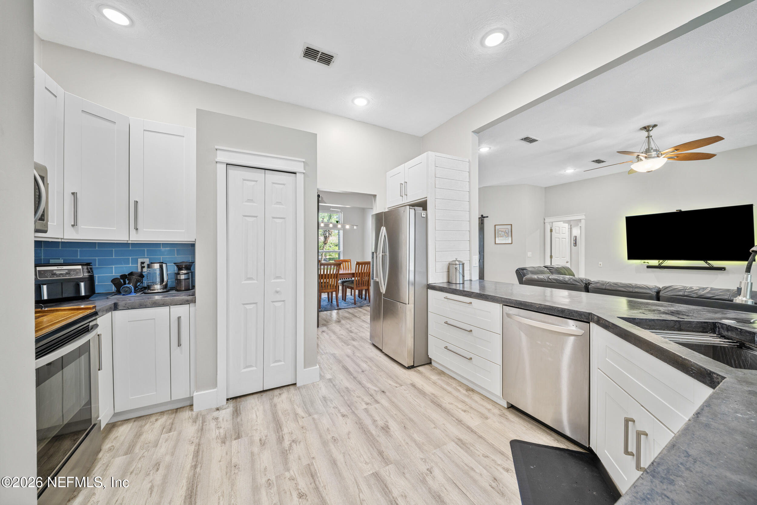 53 Oakwood Road Jacksonville Beach, FL 32250 - Photo 18 of 55 19_ar503925