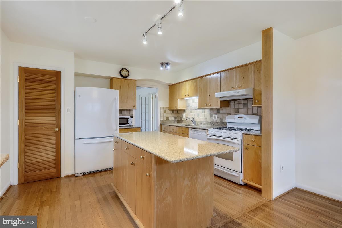 16400 Kipling Road Derwood, MD 20855 - Photo 2 of 24 Kitchen