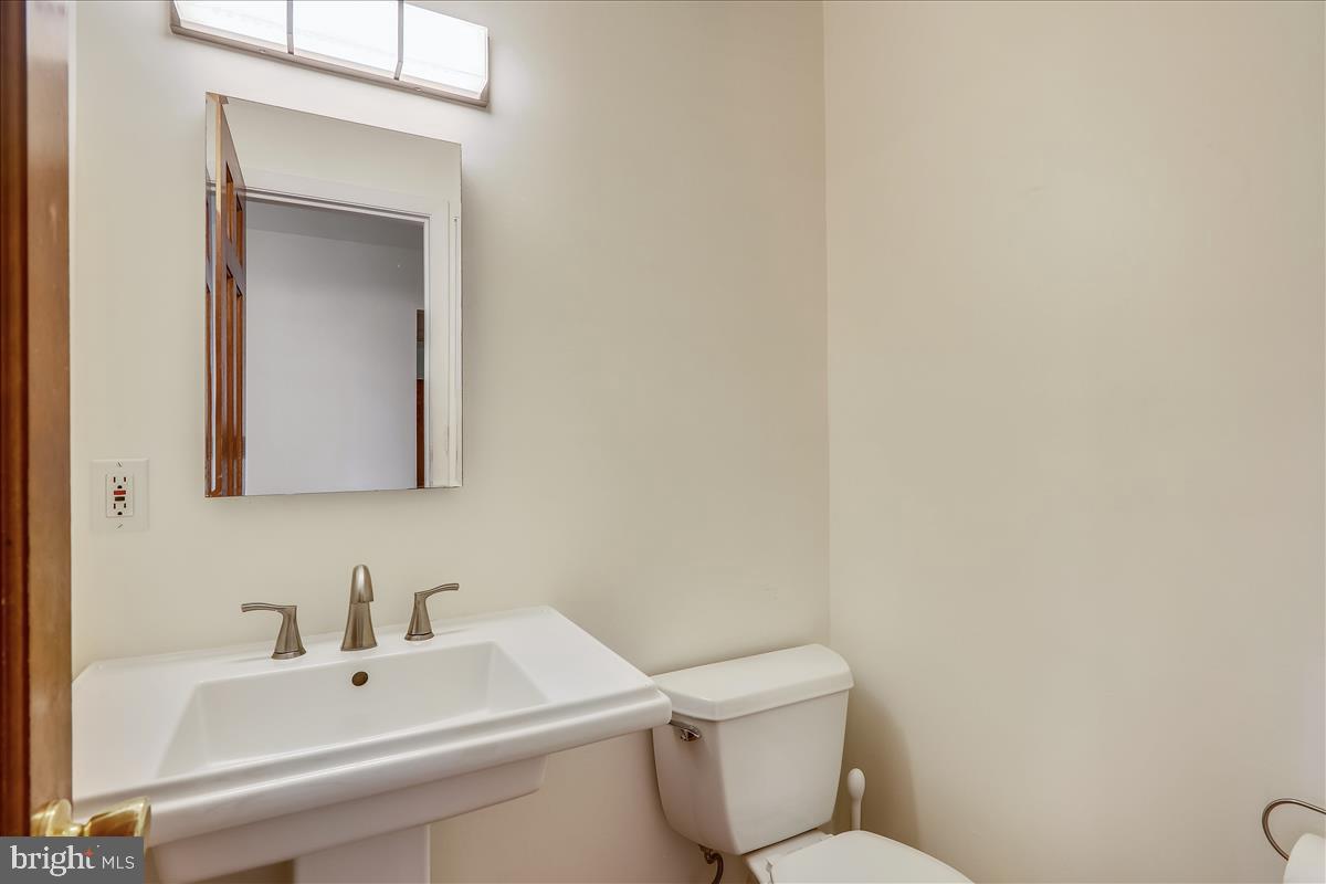 16400 Kipling Road Derwood, MD 20855 - Photo 4 of 24 Powder room