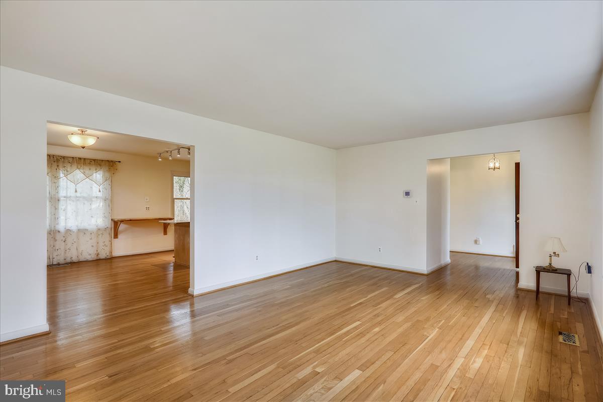 16400 Kipling Road Derwood, MD 20855 - Photo 6 of 24 Living room