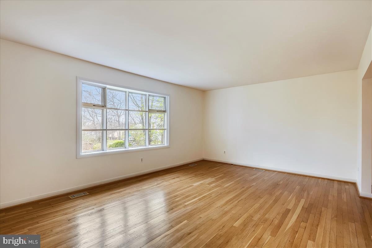 16400 Kipling Road Derwood, MD 20855 - Photo 7 of 24 Living room