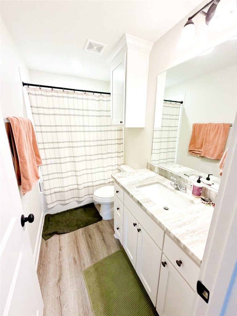 148 Turnrow Cove Somerville, TX 77879 - Photo 11 of 32 a bathroom with a sink and a bathtub