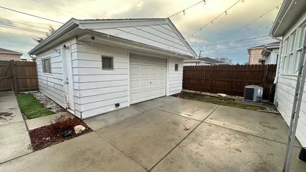 $3,000 | 7520 West Carmen Avenue, Harwood Heights, IL 60706