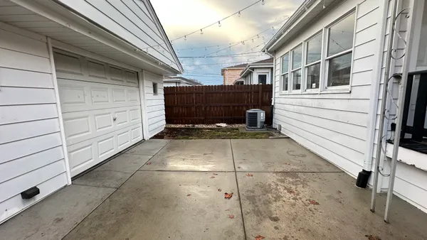 $3,000 | 7520 West Carmen Avenue, Harwood Heights, IL 60706