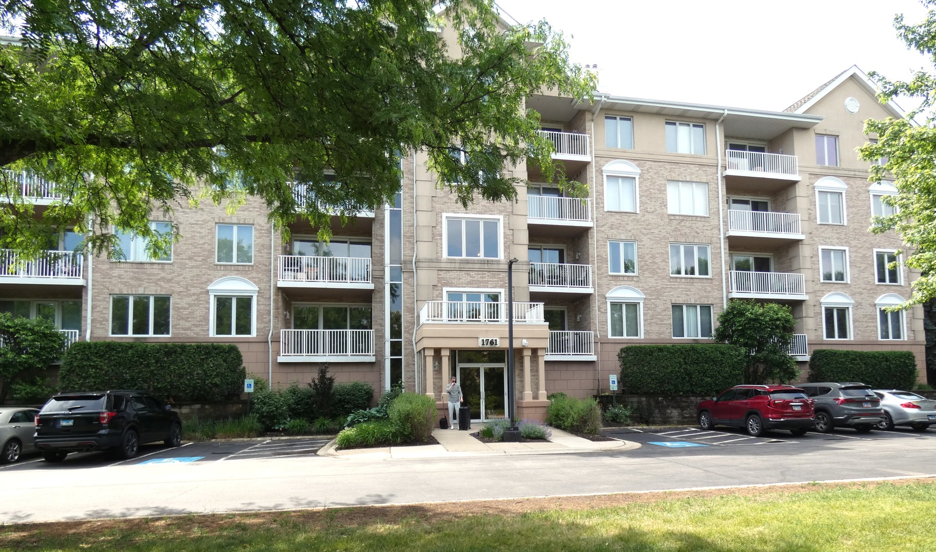 1761 Pavilion Way, Unit 301 Park Ridge, IL 60068 - Photo 2 of 36