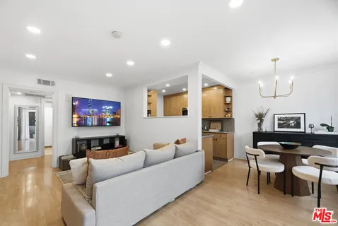 $549,000 | 11718 Darlington Avenue, Unit 7, Los Angeles, CA 90049