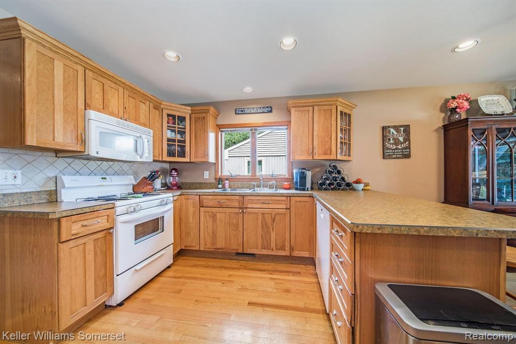 4003 Kent Road Royal Oak, MI 48073 - Photo 7 of 34
