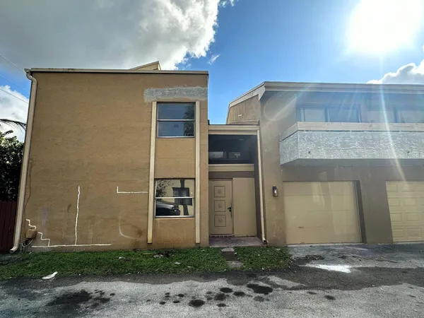 $2,400 | 8350 North Missionwood Circle, Unit C21, Miramar, FL 33025