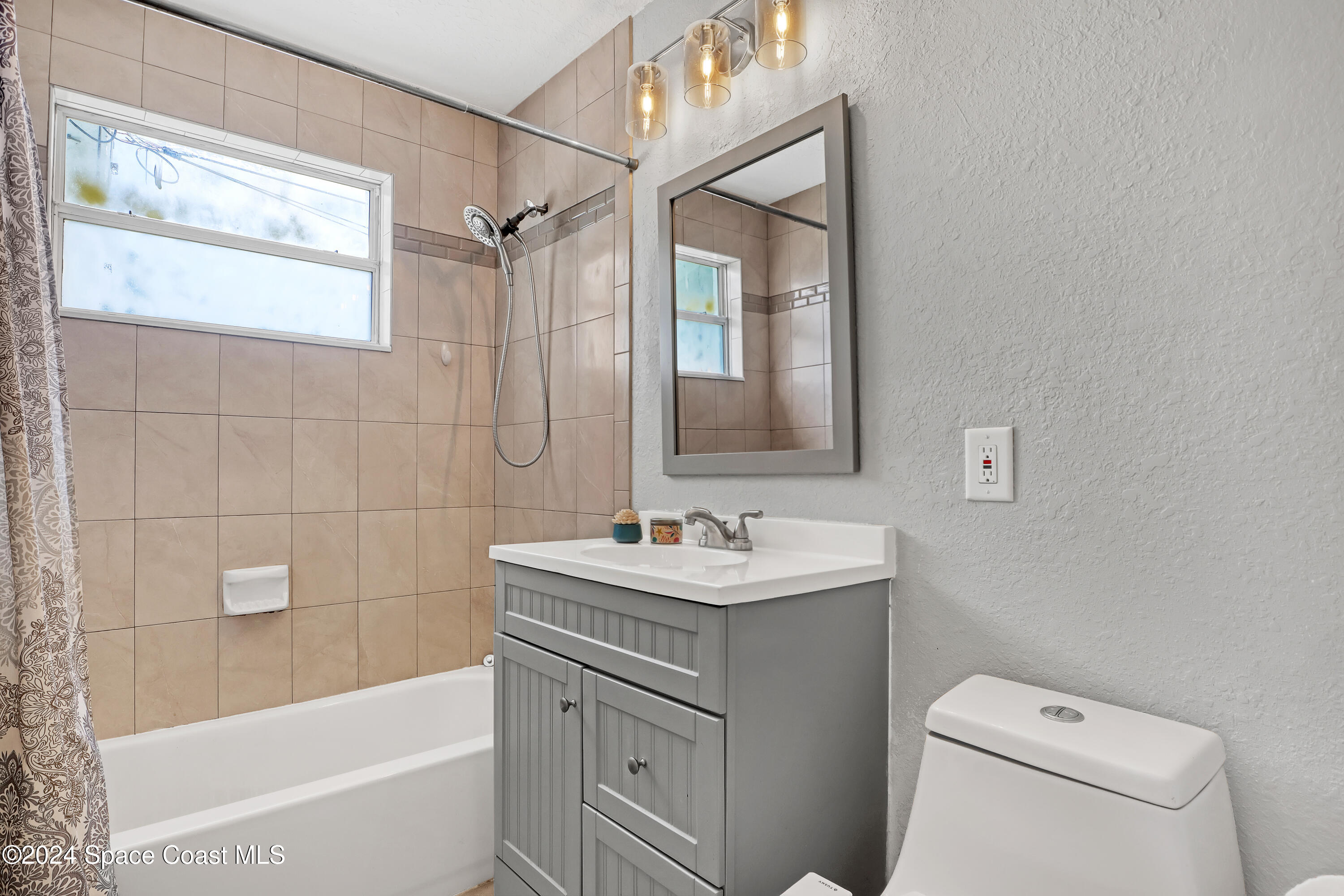 2581 Locksley Road Melbourne, FL 32935 - Photo 24 of 33 a bathroom with a sink a toilet and shower