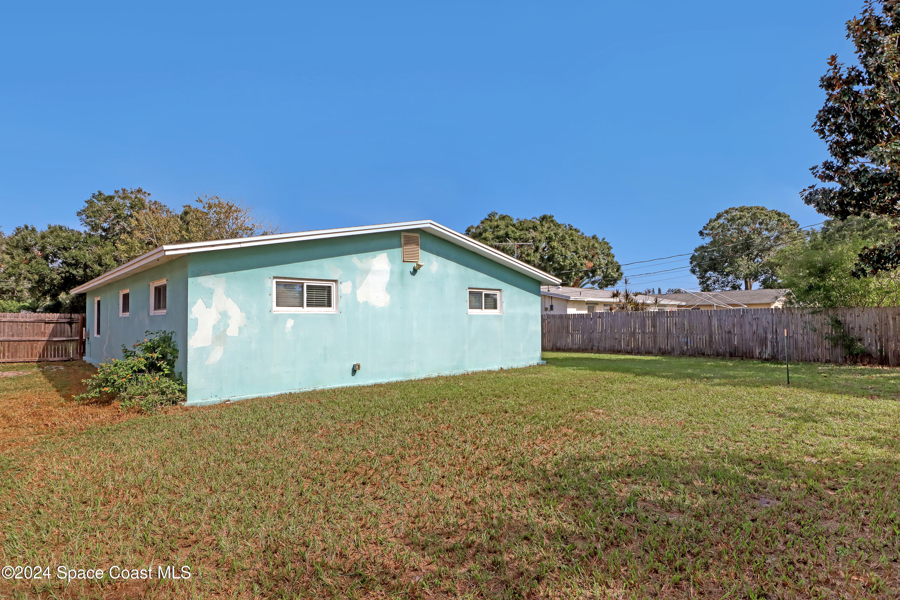 2581 Locksley Road Melbourne, FL 32935 - Photo 27 of 33 a backyard of a house