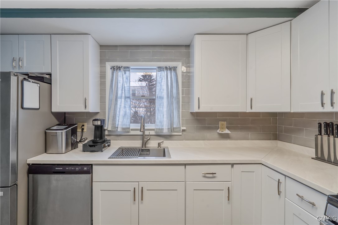 305 Marlborough Road Syracuse, NY 13206 - Photo 8 of 34 Ceramic, subway tile backsplash