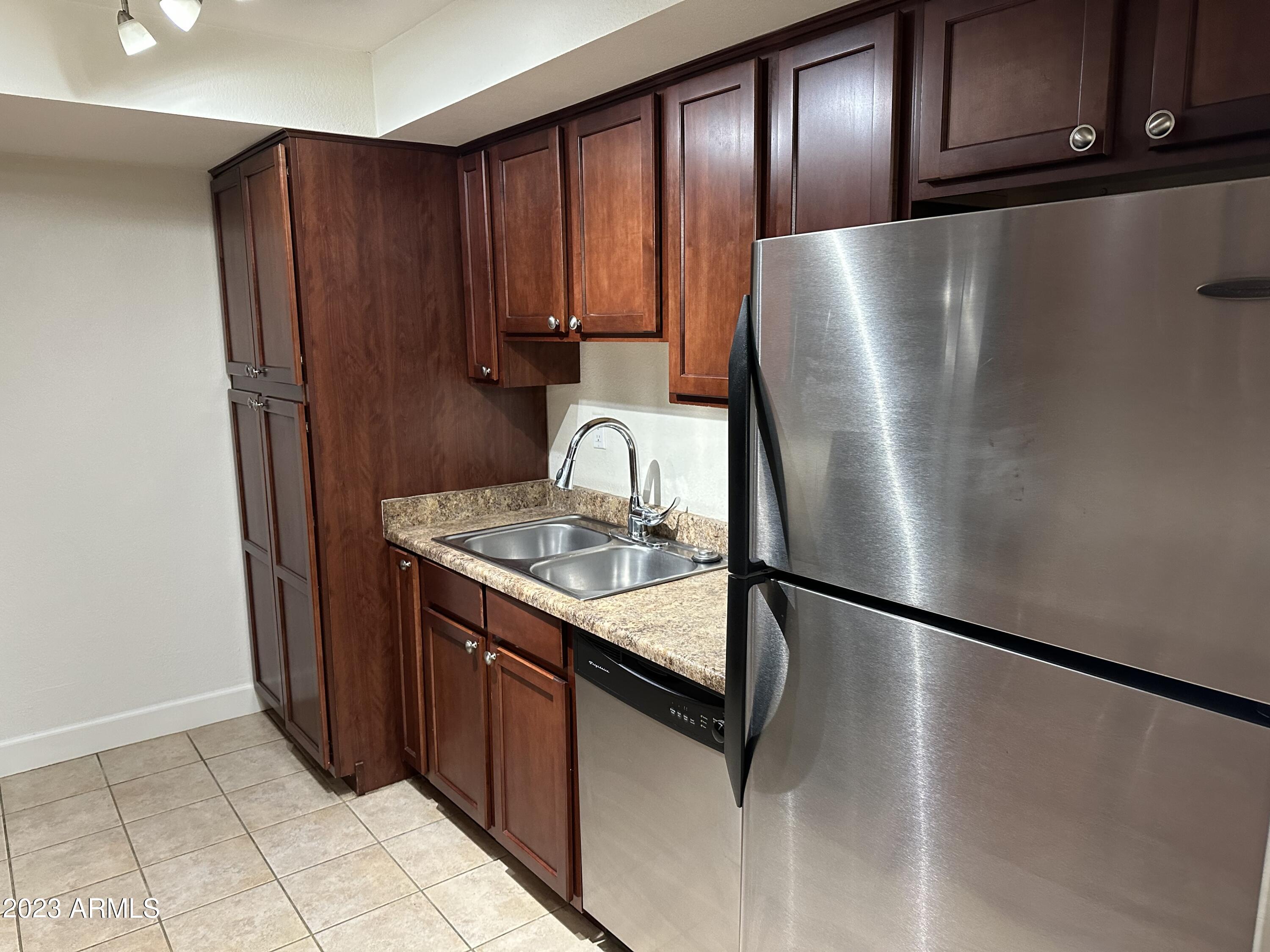 3825 East Camelback Road, Unit 125 Phoenix, AZ 85018 - Photo 2 of 18 Kitchen
