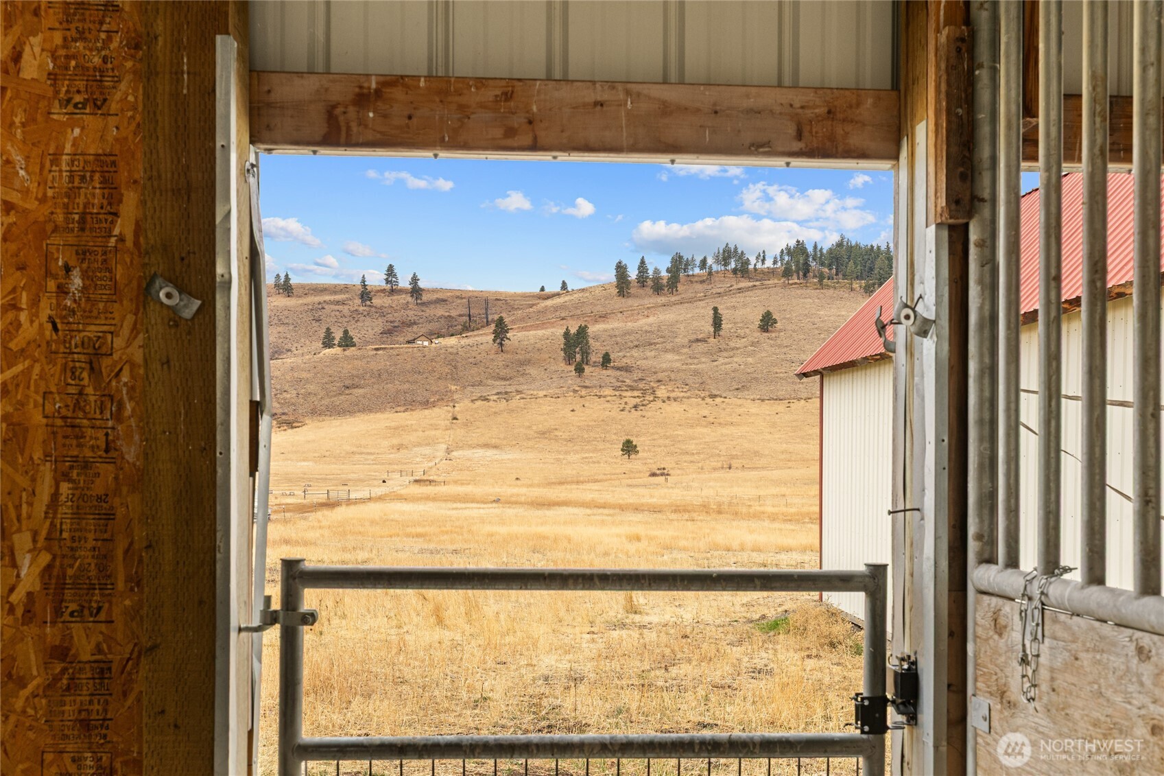 1371 Bettas Road Cle Elum, WA 98922 - Photo 27 of 40 a view of a sky from a window