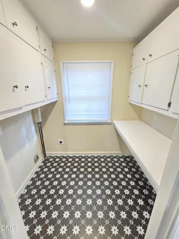 a view of a utility room