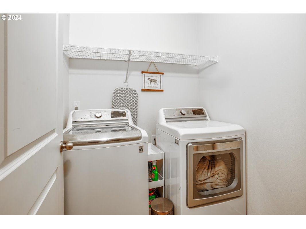 20 Depot Street Ridgefield, WA 98642 - Photo 18 of 22 a utility room with dryer and washer