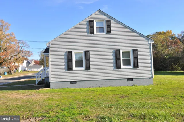 a view of a house with backyard and garden
