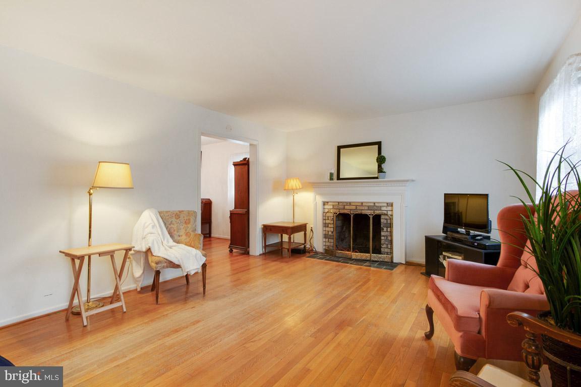 1923 Hull Road Vienna, VA 22182 - Photo 2 of 31 Welcoming Living Room