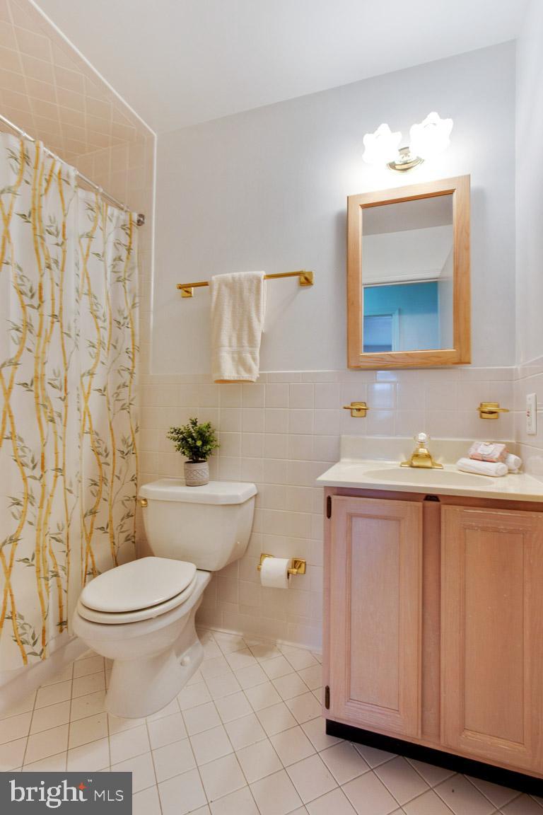 1923 Hull Road Vienna, VA 22182 - Photo 16 of 31 Hall Full Bathroom with bathtub shower combo