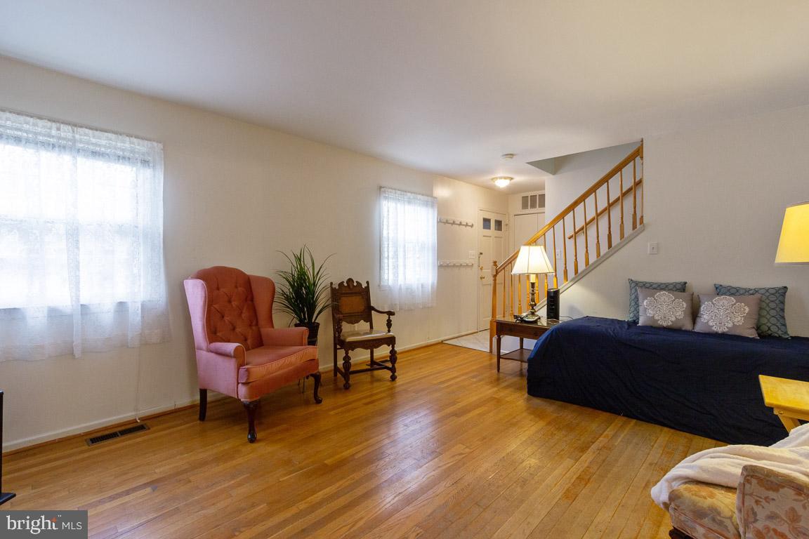 1923 Hull Road Vienna, VA 22182 - Photo 5 of 31 Living Room