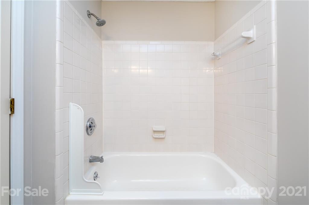 5003 Sharon Road, Unit G Charlotte, NC 28210 - Photo 25 of 42 a bathroom with a bathtub